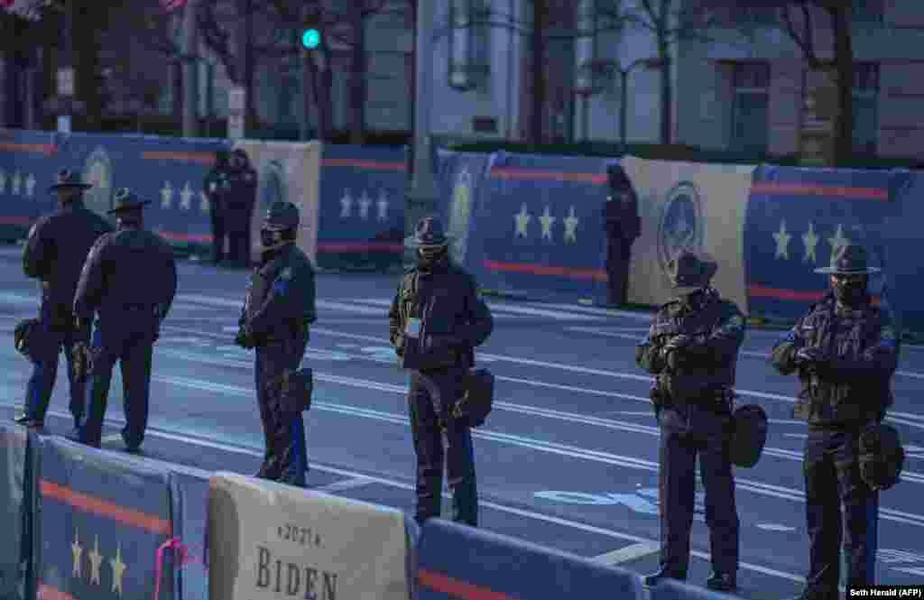 Представники поліції стоять вздовж шляху кортежу на Pennsylvania Ave у Вашингтоні, округ Колумбія, 20 січня 2021 року, напередодні інавгурації 46-го президента США Джо Байдена та 49-ї віцепрезидентки Камали Гарріс