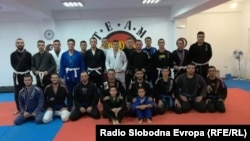 Членови на спортскиот клуб The Strongest&Roots BJJ во Куманово, кои тренираат бразилски џију џицу.