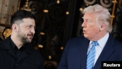 Доналд Трамп (рост) ва Владимир Зеленский (чап). Флорида, 28-уми декабри 2025