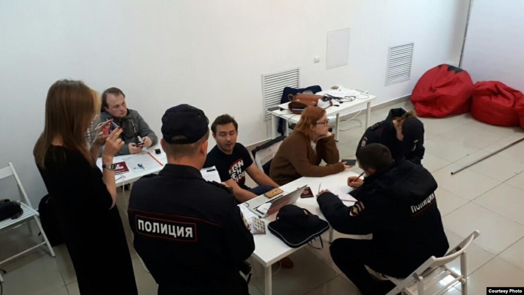 Полицейские в штабе Навального в Чебоксарах