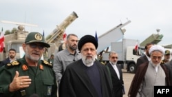 President iranian Ebrahim Raisi (në mes) duke e vizituar bazën detare të Trupave të Gardës Revolucionare të Republikës Islamike në Bandar Abbas, në jug të Iranit, 2 shkurt 2024.