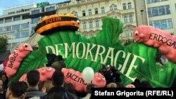 Під час попередньої демонстрації у Празі 10 травня: «гусінь, що поїдає демократію»