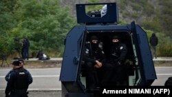 Pjesëtarë të njësive speciale të Policisë së Kosovë në Jarinjë më 2 tetor 2021.