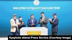 “ВД Строй-инжиниринг” компаниясы құрылтайшыларының бірі Азамат Өсімбеков (оң жақтан екінші) Қызылордадағы театр құрылысын ашу рәсімі кезінде. 21 сәуір 2026 жыл.