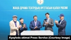 Азамат Усимбеков (второй справа), учредитель компании «ВД Строй-Инжиниринг», на церемонии начала строительства театра в Кызылорде. 21 апреля 2026 года