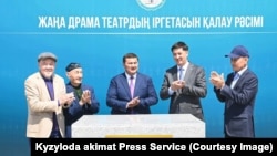 Қызылорда қаласындағы жаңа драма театр құрылысын бастау рәсімі. Суретте Қызылорда облысының әкімі Нұрлыбек Нәлібаевтың (ортада) сол жағында "ВД Строй-инжиниринг" компаниясы құрылтайшыларының бірі Азамат Өсімбеков тұр. 21 сәуір, 2026 жыл.