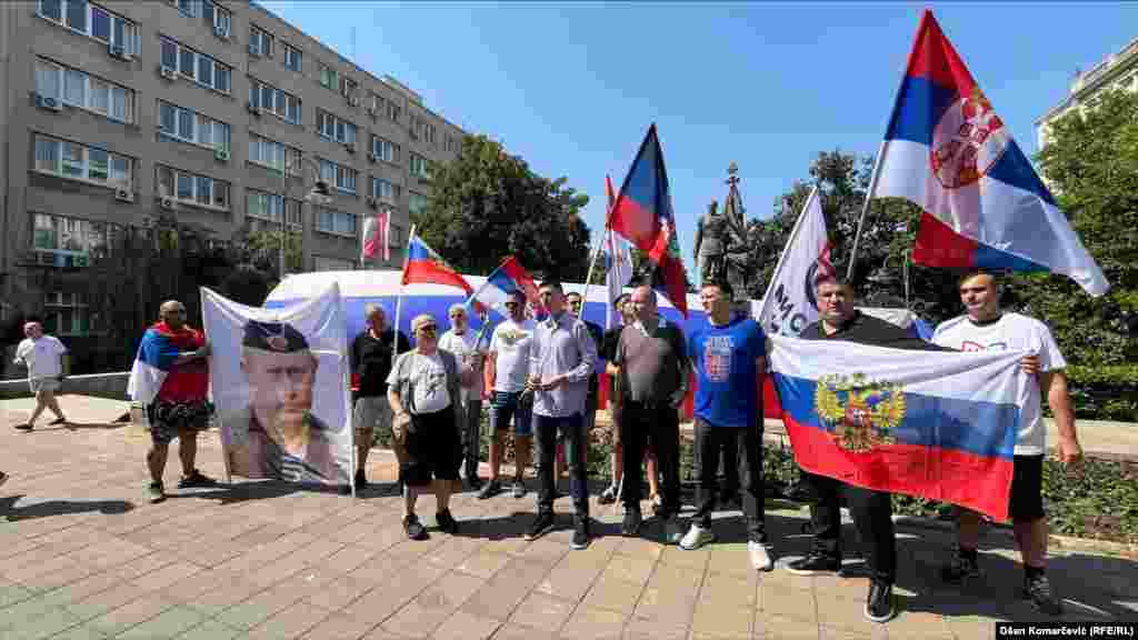 Okupljeni ispred spomenika ruskom caru Nikolaju kod Predsedništva Srbije nosili su zastave Rusije, Srbije i barjake sa likom ruskog predsednika Vladimira Putina. Beograd, 8. avgust 2026. 