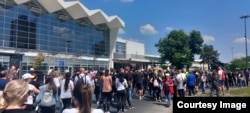 Protestuesit duke kujtuar viktimat e shembjes para Stacionit Hekurudhor në Novi Sad, më 1 maj.