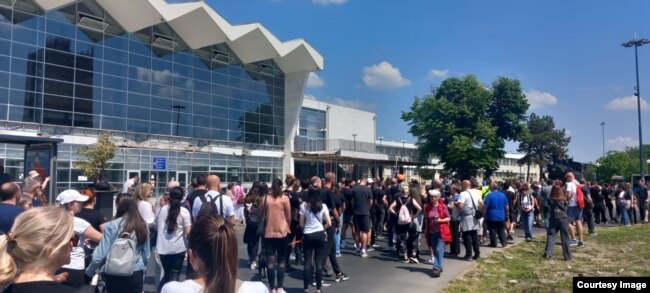 Protestuesit duke kujtuar viktimat e shembjes para Stacionit Hekurudhor në Novi Sad, më 1 maj.