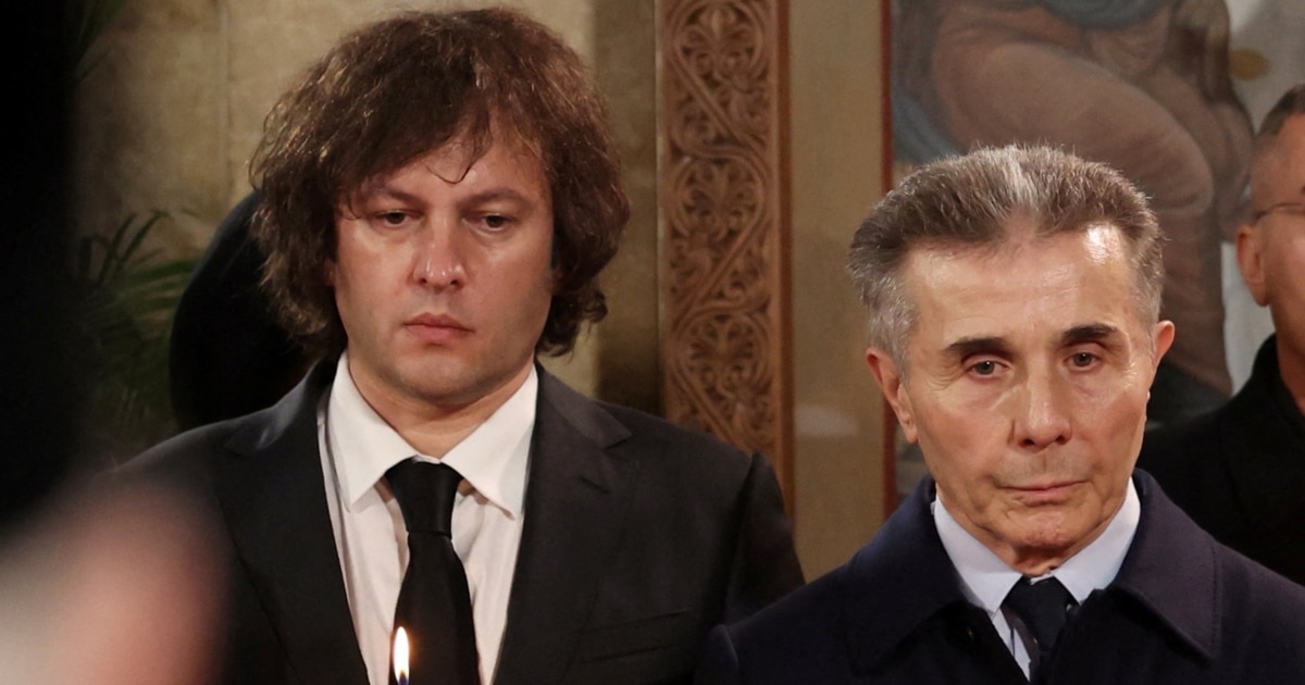 შემაძრწუნებლად უშნო მლიქვნელობა, პიროვნების კულტის გამოცხადე
