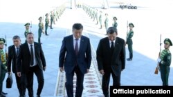 Сооронбай Жээнбековду түркмөн тышкы иштер министри Рашид Мередов тосуп алды.