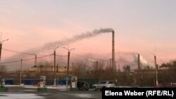 Дым от металлургического комбината «АрселорМиттал». Темиртау, 12 ноября 2019 года