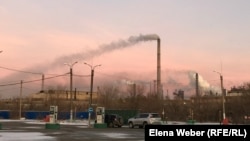 Smoke rises from ArcelorMittal's metallurgical plant in Temirtau, Kazakhstan. (file photo)