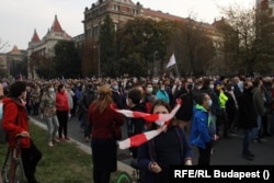 Tüntetők vonulnak Budapesten 2020. október 23-án a Színház- és Filmművészeti Egyetem átalakítása ellen tartott felvonuláson.