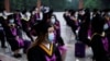 Пекиндегі Цинхуа университеті студенттері. Қытай, 23 маусым 2020 жыл.