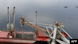 Турецкое судно под панамским флагом загружает украинское зерно из элеваторов в порту Риека в Хорватии. 18 сентября 2023 года