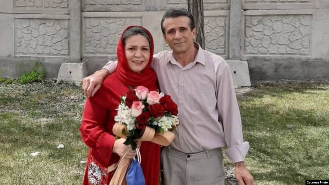 جعفر عظیم‌زاده، فعال کارگری پس از آزادی از زندان در کنار همسرش