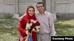 جعفر عظیمزاده، فعال کارگری پس از آزادی از زندان در کنار همسرش