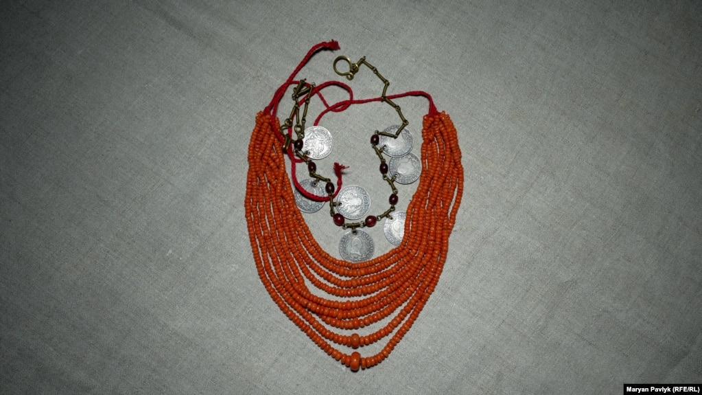 Коралі (коралове намисто) і прикраса з монетами (дрібна венеційка)