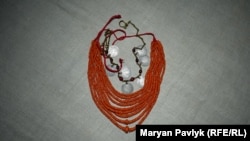 Коралі (коралове намисто) і прикраса з монетами (дрібна венеційка)