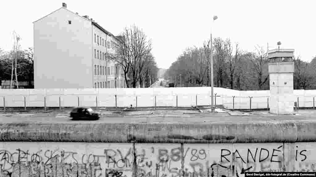 Аўтамабіль патрулюе &laquo;паласу сьмерці&raquo; ("death strip") ўздоўж Бэрнаўэрштрасэ ў 1989 годзе.