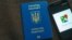 Украінскі пашпарт і смартфон з прыкладаньне Google map. Ілюстрацыйнае фота