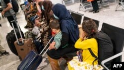 August 2021: refugiații afgani așteaptă să le fie procesate documentele, după ce au ajuns la Londra cu un zbor de evacuare. 