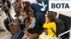 Refugjatë afganë duke pritur për procesim dokumentesh pasi kanë arritur në aeroportin Heathrow të Londrës. Fotografi e gushtit të vitit 2021.