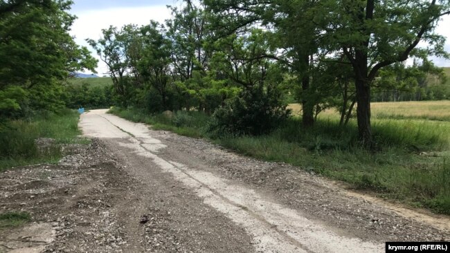 Место, где ранее проходил водовод через дорогу у Тайганского водохранилища