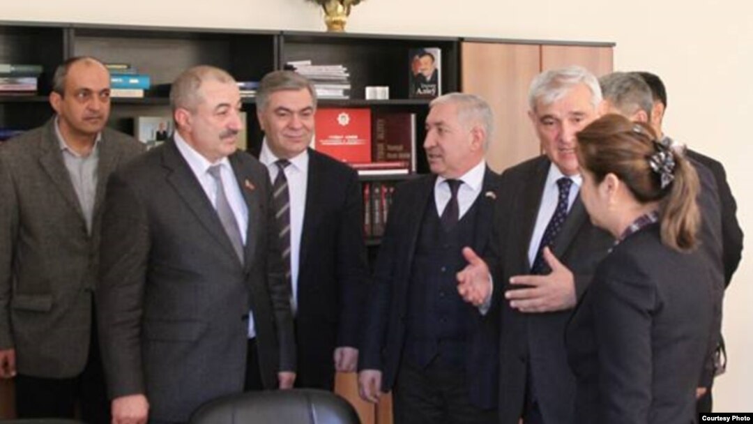 Kamal Abdulla sağdan ikinci