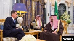 Saudi Arabia's King Salman bin Abdulaziz Al Saud meets with British Foreign Secretary Jeremy Hunt, in Riyadh, Saudi Arabia November 12, 2018. Bandar Algaloud/Courtesy of Saudi Royal Court/Handout via REUTERS