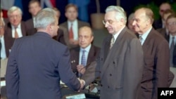 Predsjednici Srbije i Hrvatske Slobodan Milošević (L) i Franjo Tuđman (C) se rukuju prije početka mirovnih preegovora o BiH dok ih posmatra predsjednik Predsjedništva BiH Alija Izetbegović (D), 1 . novembra 1995. 