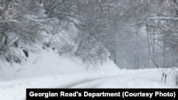 თბილისი მერია მოსახლეობას მოუწოდებს თოვლიან ამინდში მხოლოდ ზამთრის საბურავებით გადაადგილდნენ. 