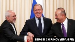 Իրանի, Ռուսաստանի և Թուրքիայի արտգործնախարարներ Մոհամադ Ջավադ Զարիֆը, Սերգեյ Լավրովը և Մևլութ Չավուշօղլուն, արխիվ:
