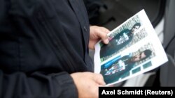 German polisiýasy gaçgaklykdaky siriýaly Jaber Al-Bakryň suratyna syn edýär.