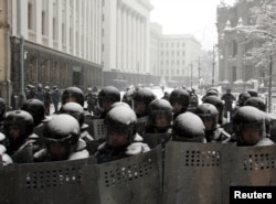 Riot police guarding the entrance of the presidential office in central Kyiv on November 24, 2004.