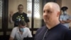 Коллаж: российский адвокат Дмитрий Динзе (на переднем плане) и его подзащитный, журналист Владислав Есипенко в зале суда 