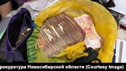 Деньги, изъятые у мошенников