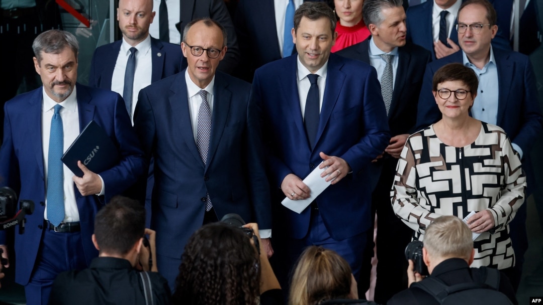 Șeful Uniunii Creștin Sociale din Bavaria (CSU), Markus Soeder (stânga), liderul Uniunii Creștin Democrate (CDU), Friedrich Merz, și co-președinții Partidului Social Democrat (SPD) Lars Klingbeil și Saskia Esken după anunțarea acordului de coaliție, pe 9 aprilie 2025.