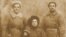 Данило Терпило (отаман Зелений) (1886–1919) у центрі. Поряд інші повстанці з Трипілля – сотник Дмитро Любименко і Василь Дюжанов. Фото вперше опубліковане Романом Ковалем в газеті «Незборима нація»