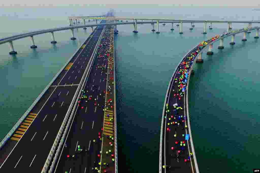 Participants cross the Jiaozhou Bay Bridge as they compete in the 2017 Qingdao International Marathon on the Sea in Qingdao in China&#39;s eastern Shandong Province. (AFP/Stringer)