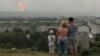 Місцеві жителі спостерігають за вибухами в Ачинському районі Красноярського краю Росії, 5 серпня 2019 року