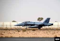 Самолёт австралийских ВВС по прибытии на базу в Дубае (ОАЭ)