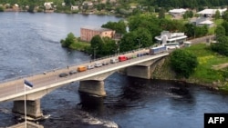 Мост над река Нарва, която разделя Естония и Русия