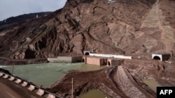 Вид на Рогунскую ГЭС, расположенную в 100 километрах от столицы Таджикистана.