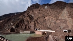 Тәжікстандағы Рогун су электр станциясының бөгені Душанбеден солтүстік-шығысқа қарай 100 шақырым жерде орналасқан.