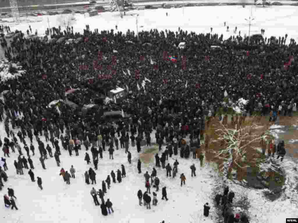 Грузия оппозициясе Тифлис урамында протест белдерә.