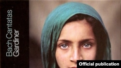 Una din coperțile discurilor Bach ilustrate cu portretele lui Steve McCurry