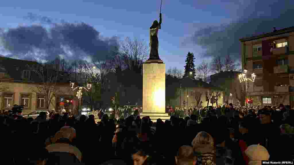 Građani Cetinja su se u tišini okupili ispred spomenika Lovćenska vila u centru Prijestonice, 2. januara 2025.