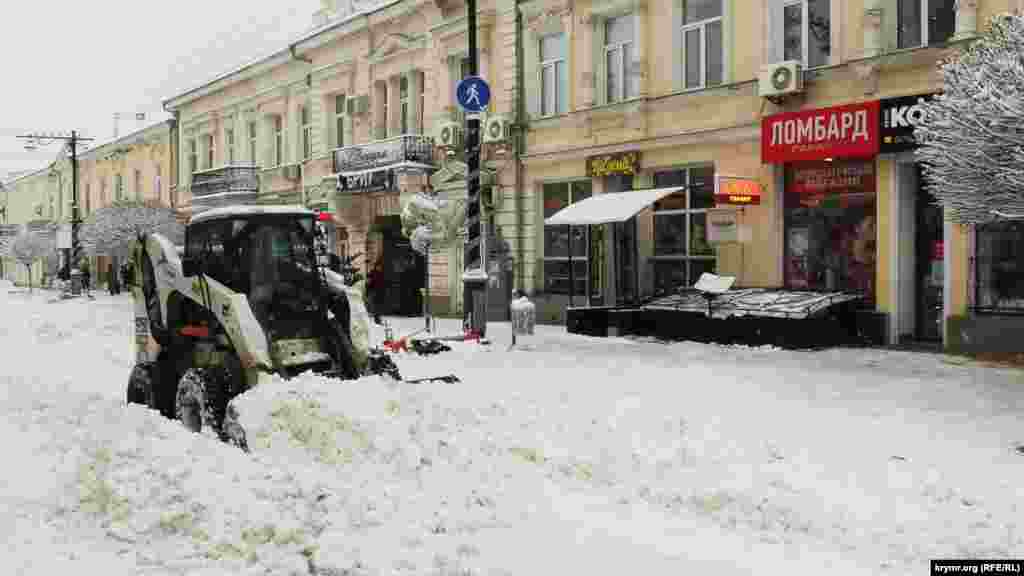 На вулиці Карла Маркса снігоприбиральна техніка розбирає снігові завали